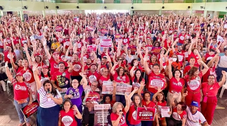 Após enfermeiros, professores também podem confirmar greve no Recife (PE)