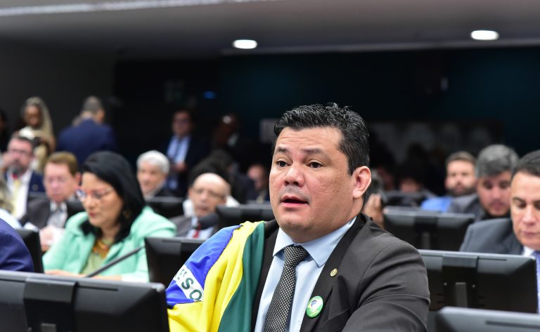 Câmara afasta deputado bolsonarista por ataques misóginos a Gleisi Hoffmann, em decisão inédita