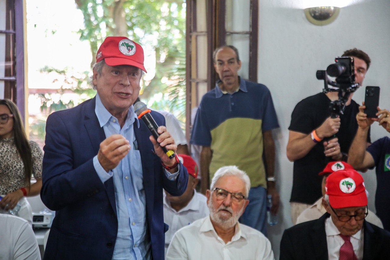 O ex-ministro José Dirceu, durante reunião do MST com parlamentares nesta sexta (9), na Feira Nacional da Reforma Agrária