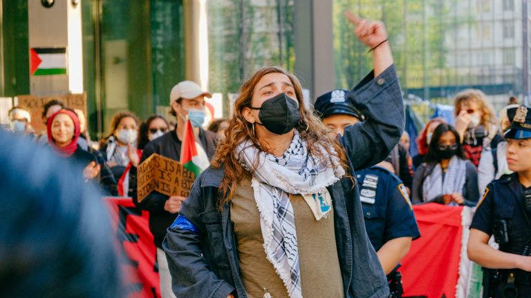 Prisões, coações, censura: o cerco aos universitários dos EUA que defendem a Palestina