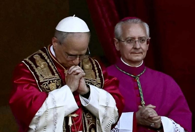 Tuiteiro e diplomata, papa Leão 14 já criticou política migratória de Trump 