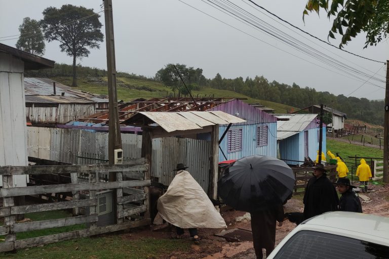 Tempestades causam estragos em mais de 30 cidades gaúchas