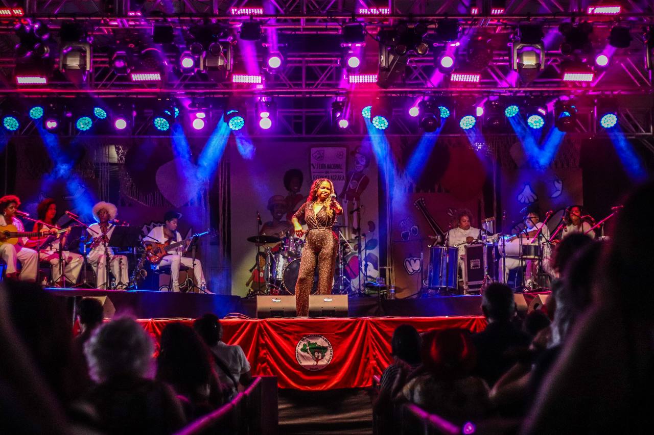 A cantora Tereza Cristina durante sua apresentação na Feira Nacional da Reforma Agrária, na noite desta sexta-feira (9), em São Paulo