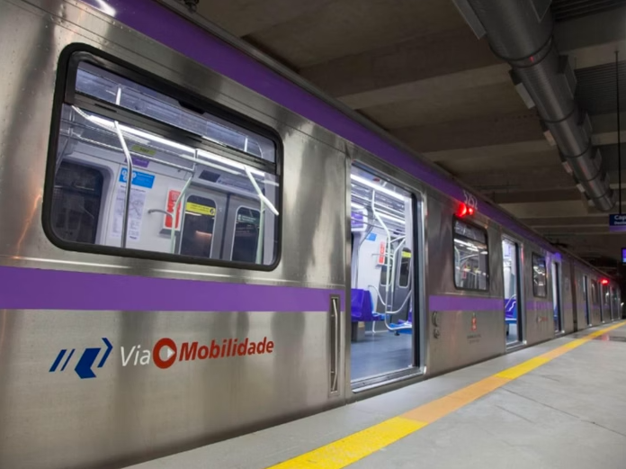 Estação da ViaMobilidade com um dos trens com as portas abertas