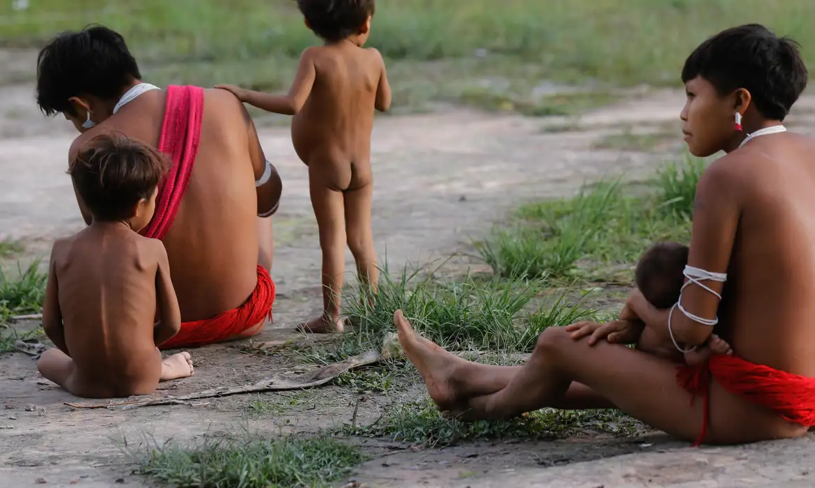 Mulheres e crianças Yanomami
