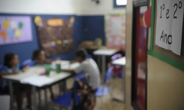 'Educação brasileira funciona com metade dos recursos necessários', diz professor