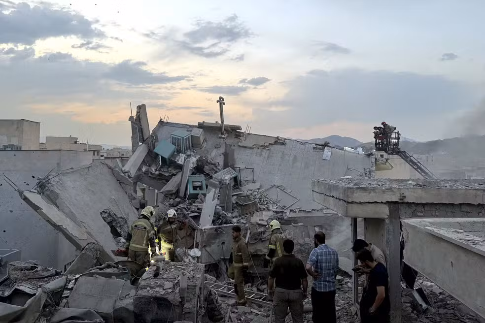 Destroços em Teerã após ataque de Israel ao Irã