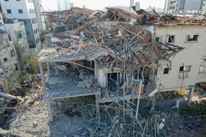 Edifícios danificados em um local atingido por um míssil disparado pelo Irã na cidade israelense de Ramat Gan