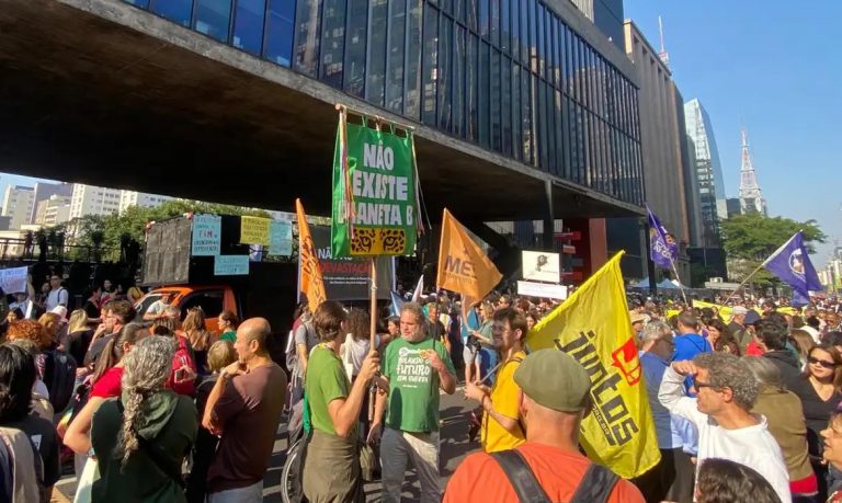 Pessoas vão às ruas contra a PL da Devastação e em apoio a Marina Silva