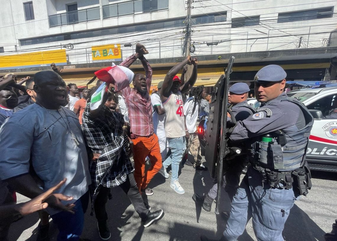 Sob forte escola da PM, senegaleses saíram as ruas para protestar contra morte do ambulante Ngange Mbaye, em abril de 2025