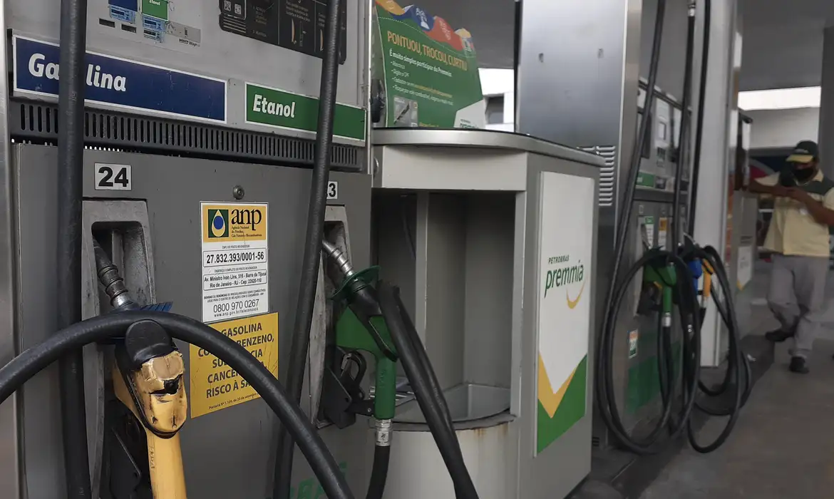 Bombas de combustível em posto