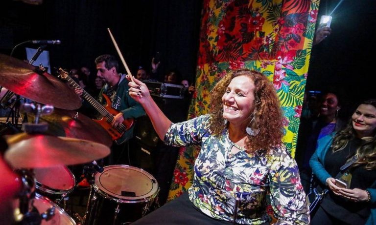 Jandira Feghali estreia como autora em livro que aponta cultura como combate à extrema direita