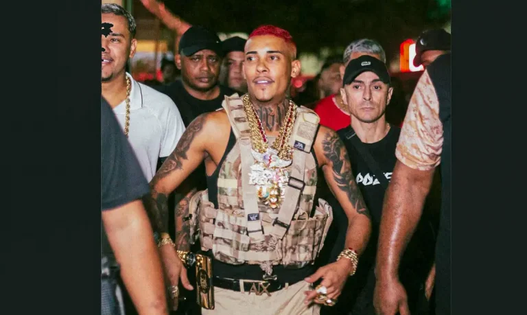 Com multidão em frente ao presídio, MC Poze é solto no Rio de Janeiro