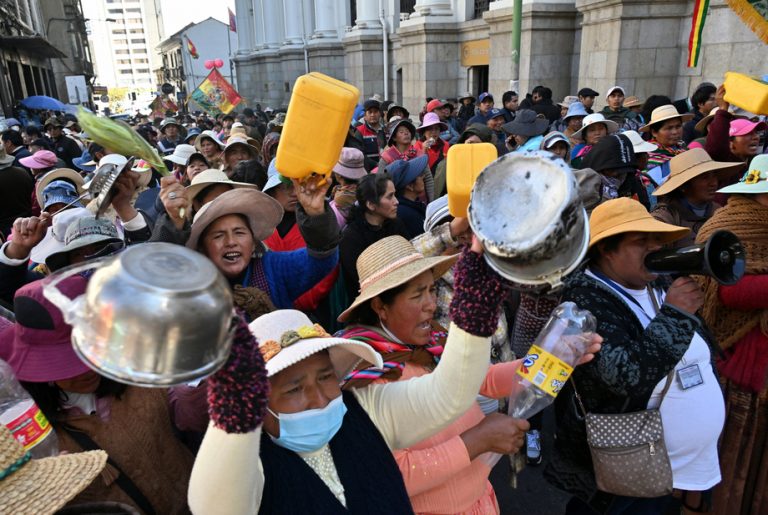 Apoiadores de Evo Morales marcham na Bolívia pedindo renúncia de Luís Arce