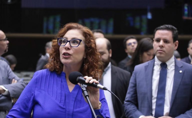 Moraes decreta prisão de Carla Zambelli; nome da parlamentar será incluído na lista da Interpol