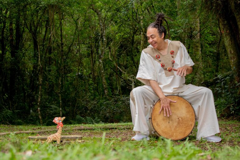 Palcos Amefricanos RS leva teatro e oficinas a cidades gaúchas atingidas pela cheia de 2024