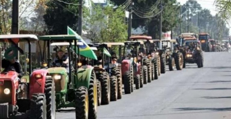 Agricultores bloqueiam estradas no RS por renegociação das dívidas dos últimos quatro anos