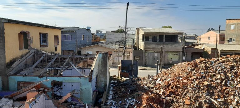 Justiça autoriza retirada de casas do dique do Sarandi, mas moradores seguem sem chave