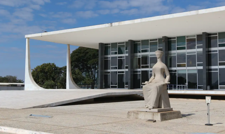 STF derruba multa milionária imposta a professores em greve no DF