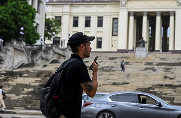 Governo cubano responde críticas sobre aumento em tarifa de internet e se diz aberto ao diálogo