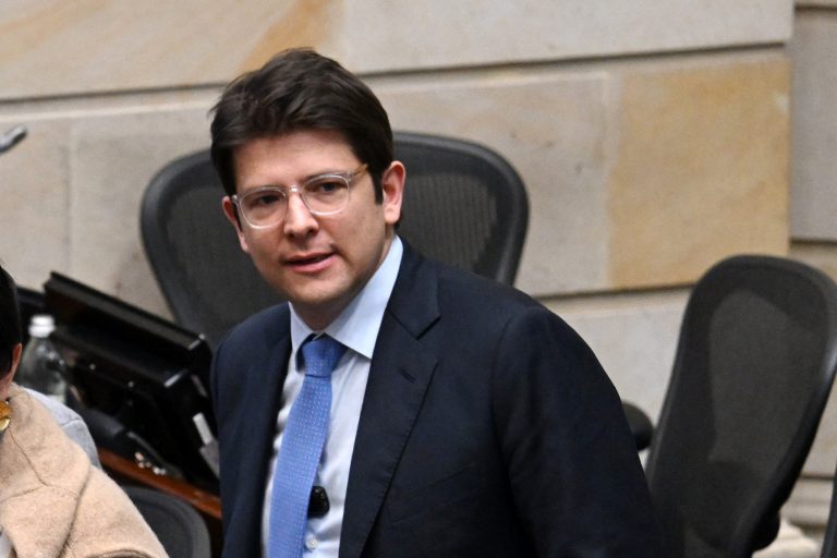 Senador Miguel Uribe morre depois de 2 meses de atentado na Colômbia