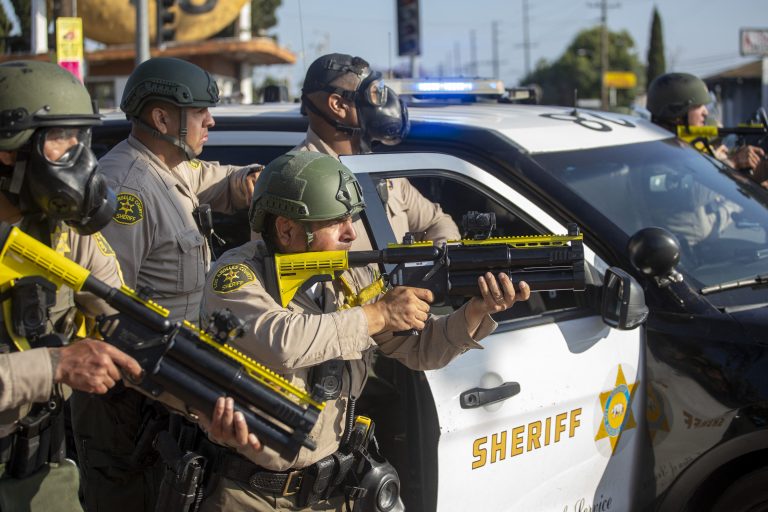 Sem autorização do governo local, Trump envia Guarda Nacional para reprimir protestos em L.A.