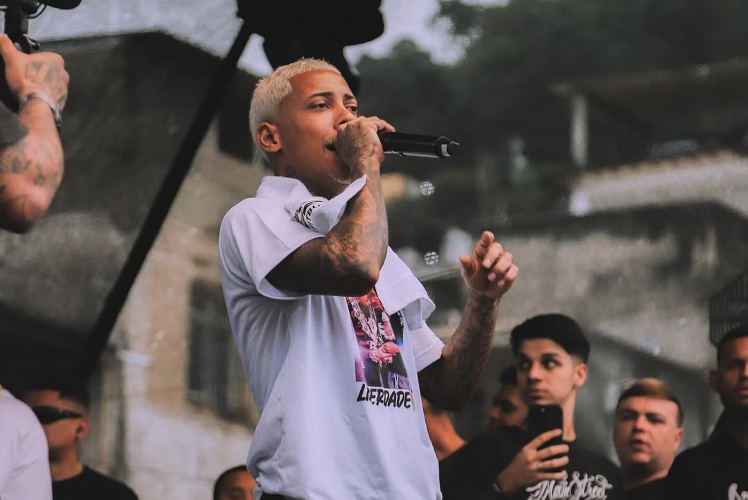 O cantor MC Poze em um show gratuito no Complexo do Alemão
