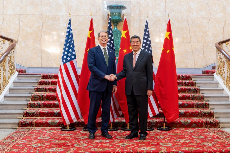 Negociações comerciais entre EUA e China se estenderão pelo segundo dia
