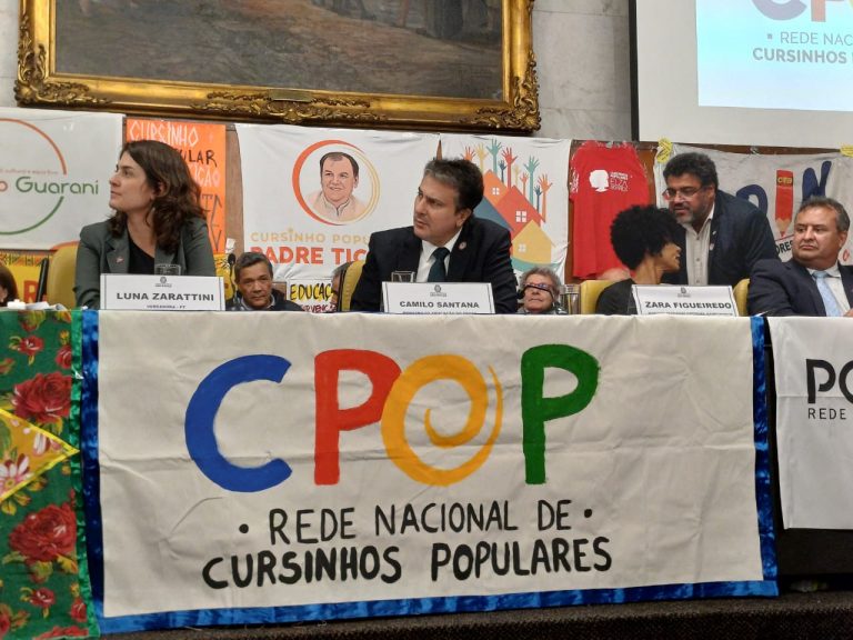 Camilo anuncia apoio a cursinhos populares em SP em ato que denunciou desmonte do ensino