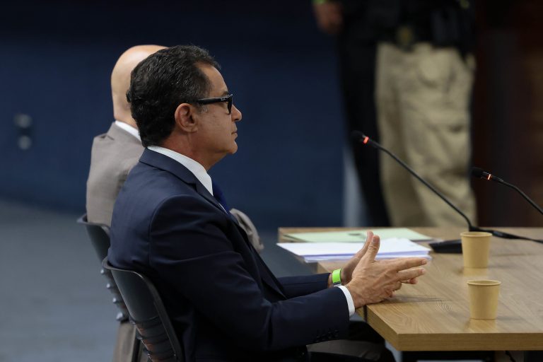 No STF, advogado de ex-comandante da Marinha diz que 'levará cigarros' onde Bolsonaro estiver