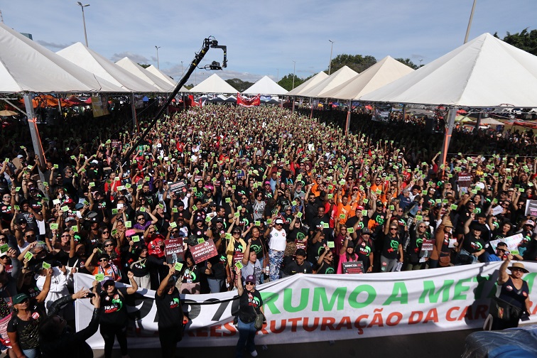 Professores do DF decidem manter greve e exigem nova proposta do GDF