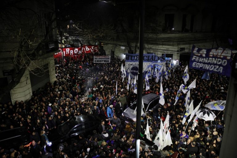 'Dia nefasto para a pátria': reações após condenação de Cristina Kirchner apontam injustiça