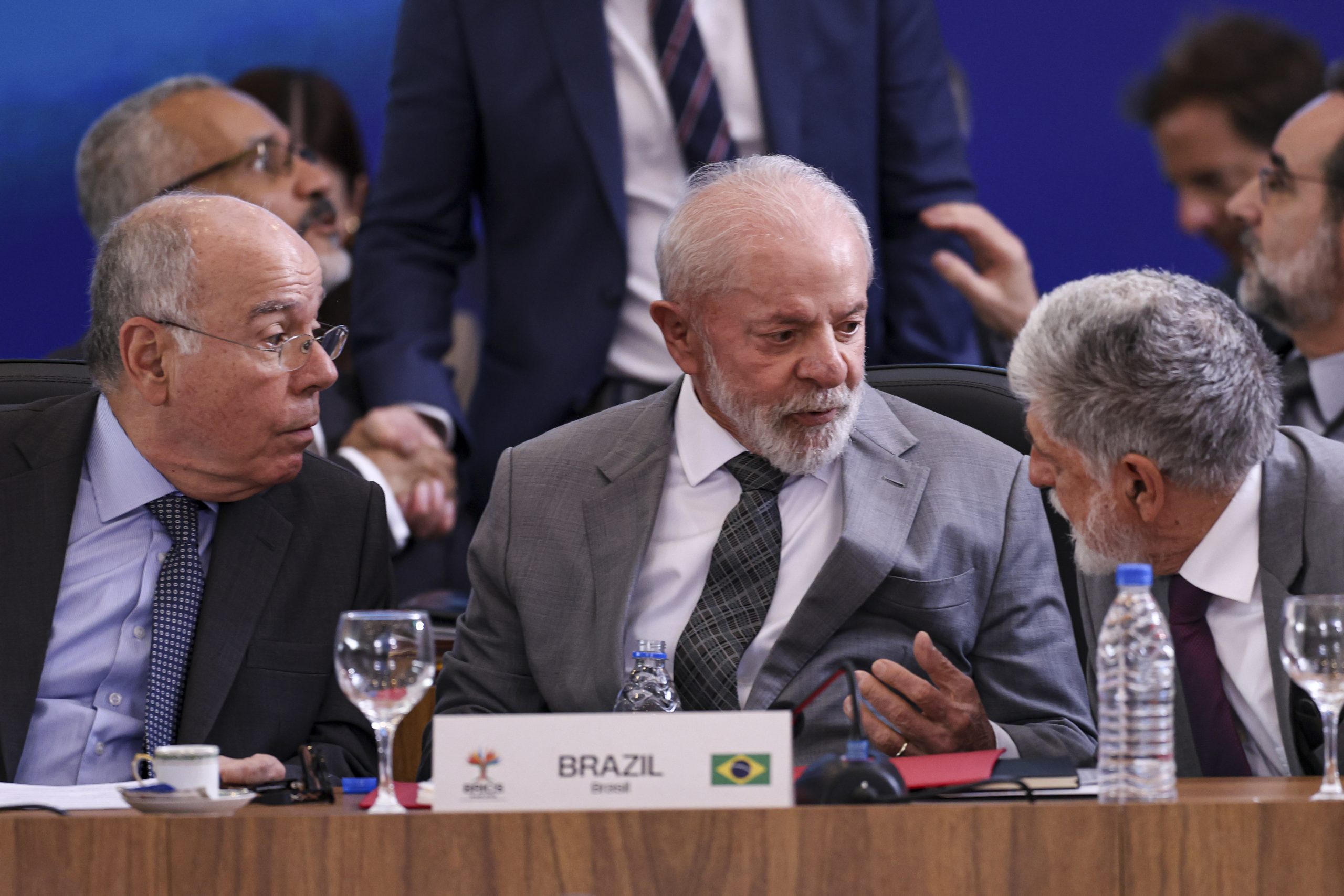 O ministro de Relações Exteriores, Mauro Vieira, o presidente Luiz Inácio Lula da Silva, e o assessor-chefe da Assessoria Especial do Presidente, Celso Amorim