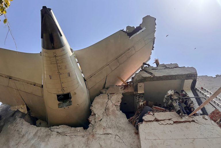 Número de mortos sobe para 260 em acidente de avião na Índia; há um sobrevivente