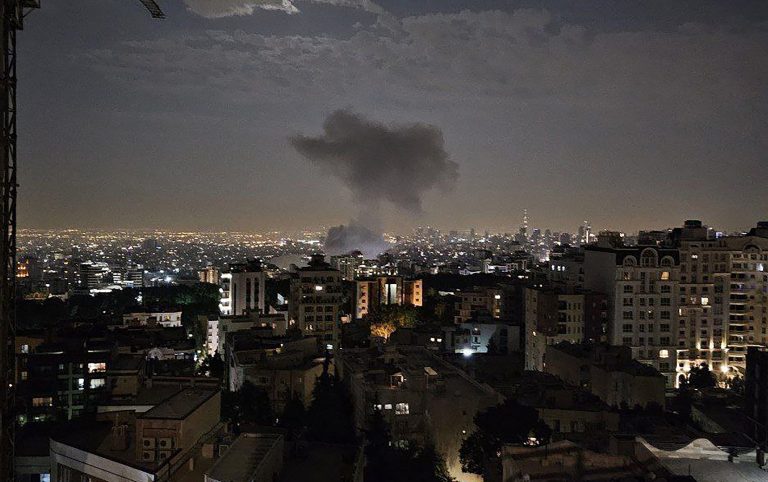 Conflito entre Irã e Israel se intensifica após novos bombardeios no terceiro dia de ataques