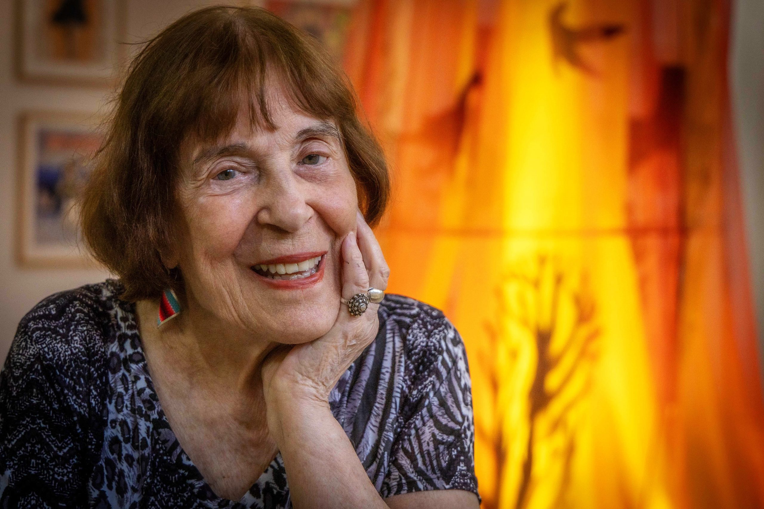 A artista plástica Zoravia Bettiol com a instalação ao fundo