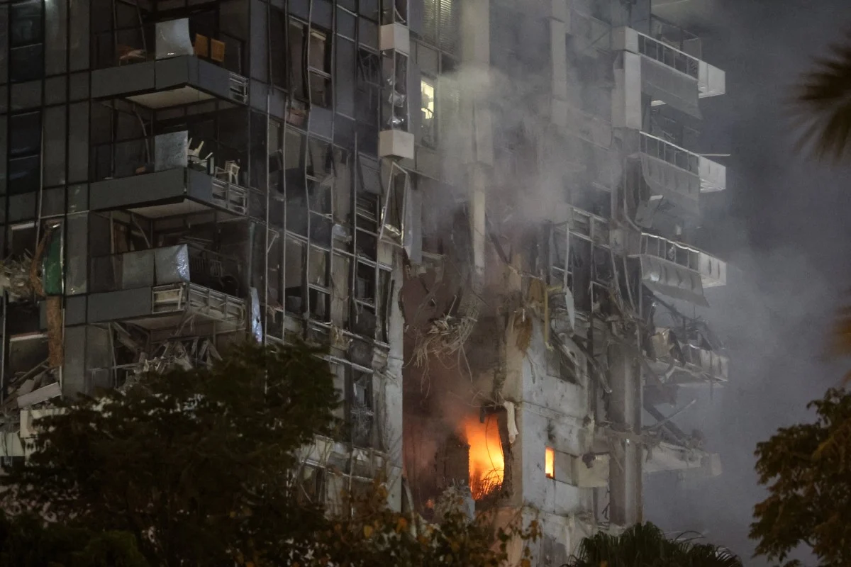 Prédio atingido por míssil iraniano na capital israelense, Tel Aviv