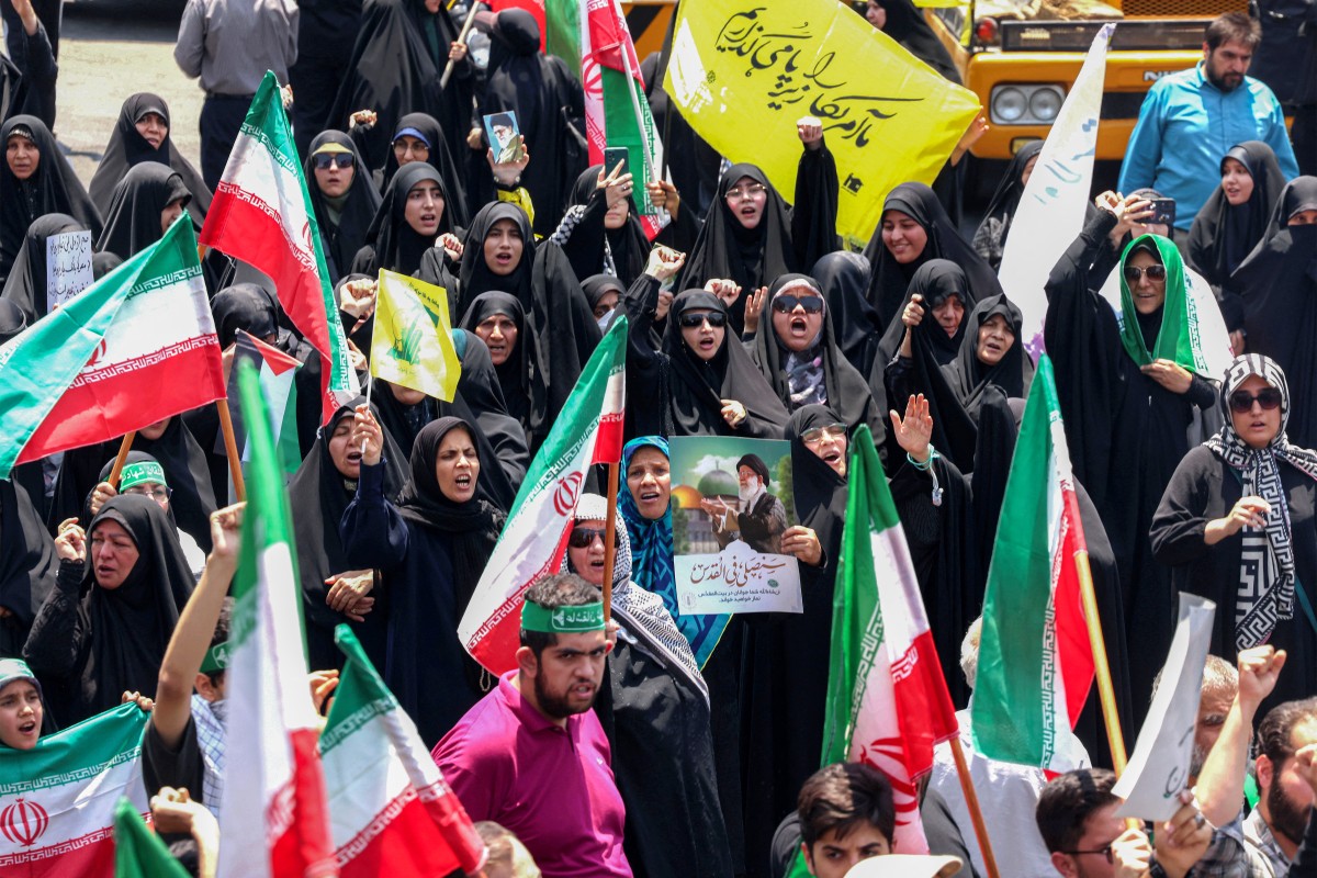 Protesto contra a onda de ataques israelenses contra o Irã no centro de Teerã, em 13 de junho de 2025