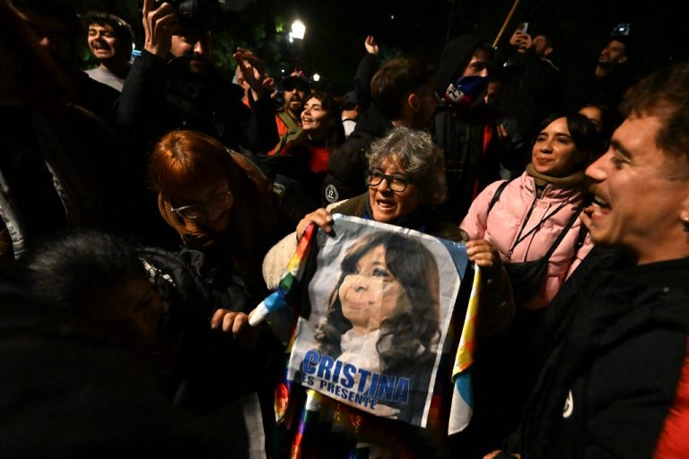 Inspirado no 'Lula Livre', movimentos argentinos lançam campanha global 'Cristina Livre' 
