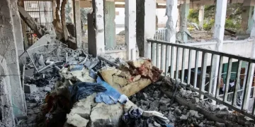 Escola que abriga pessoas deslocadas foi destruída por bombardeios israelenses