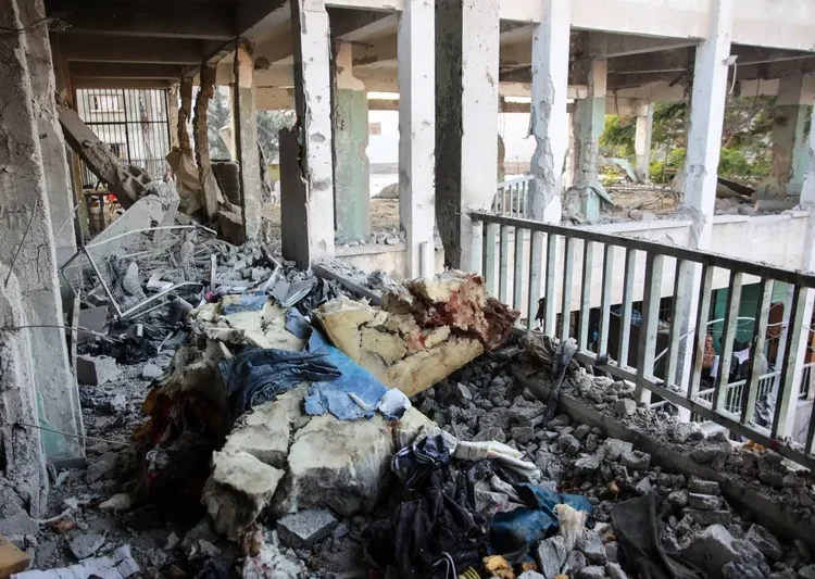 Escola que abriga pessoas deslocadas foi destruída por bombardeios israelenses