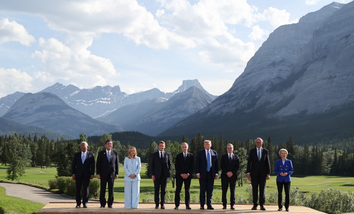 Da esquerda para a direita, o presidente do Conselho Europeu, António Costa, o primeiro-ministro japonês, Shigeru Ishiba, a primeira-ministra italiana, Giorgia Meloni, o presidente francês, Emmanuel Macron, o primeiro-ministro canadense, Mark Carney, o presidente dos EUA, Donald Trump, o primeiro-ministro britânico, Keir Starmer, o chanceler alemão, Friedrich Merz, e a presidente da União Europeia, Ursula von der Leyen