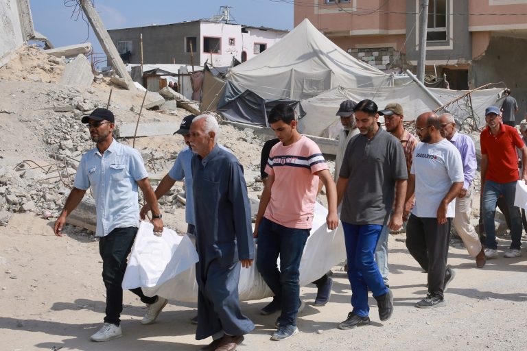 Israel mata 51 palestinos que aguardavam comida em centro de distribuição em Gaza