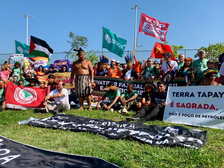 Indígenas e sindicalistas protestam contra leilão de petróleo que envolve Foz do Amazonas