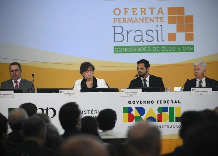 A presidente da Comissão Especial de Licitação (CEL) da Agência Nacional de Petróleo (ANP), Heloísa Costa (2ª à esquerda), e o vice-presidente Gustavo Tinoco (2º À direita), realizam leilão de blocos de petróleo no Rio de Janeiro