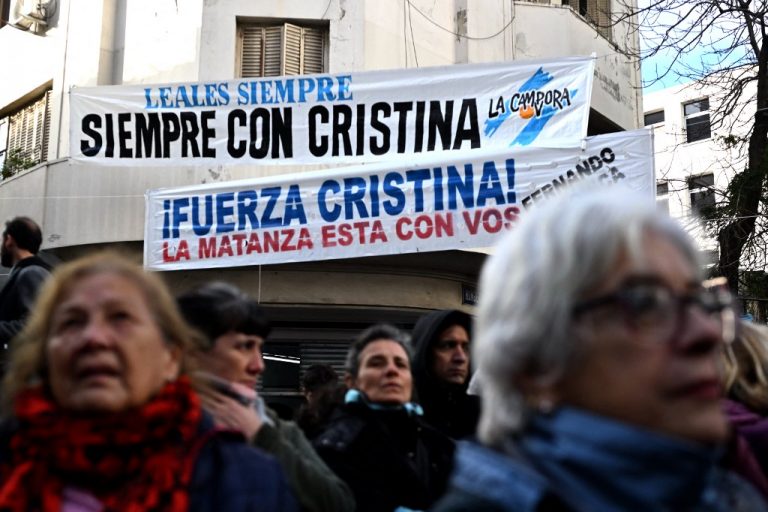 Justiça argentina concede prisão domiciliar a Cristina Kirchner em meio à tensão sociopolítica