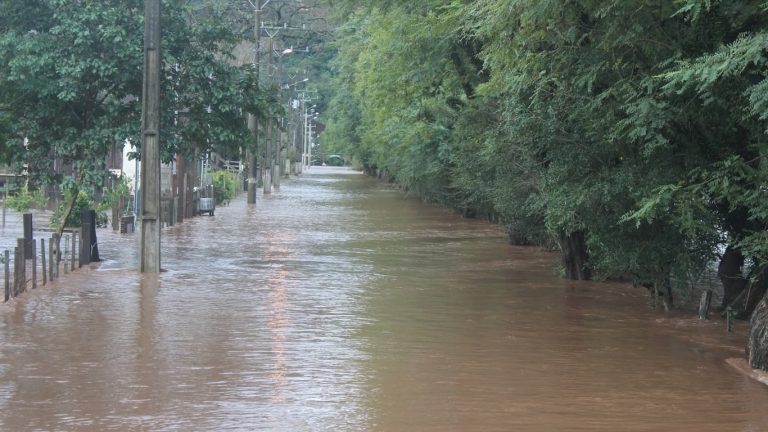 RS registra duas mortes após fortes chuvas e danos em mais de 50 cidades