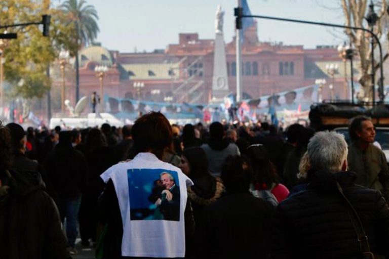 Partidos e movimentos argentinos fazem ato contra prisão domiciliar de Cristina Kirchner