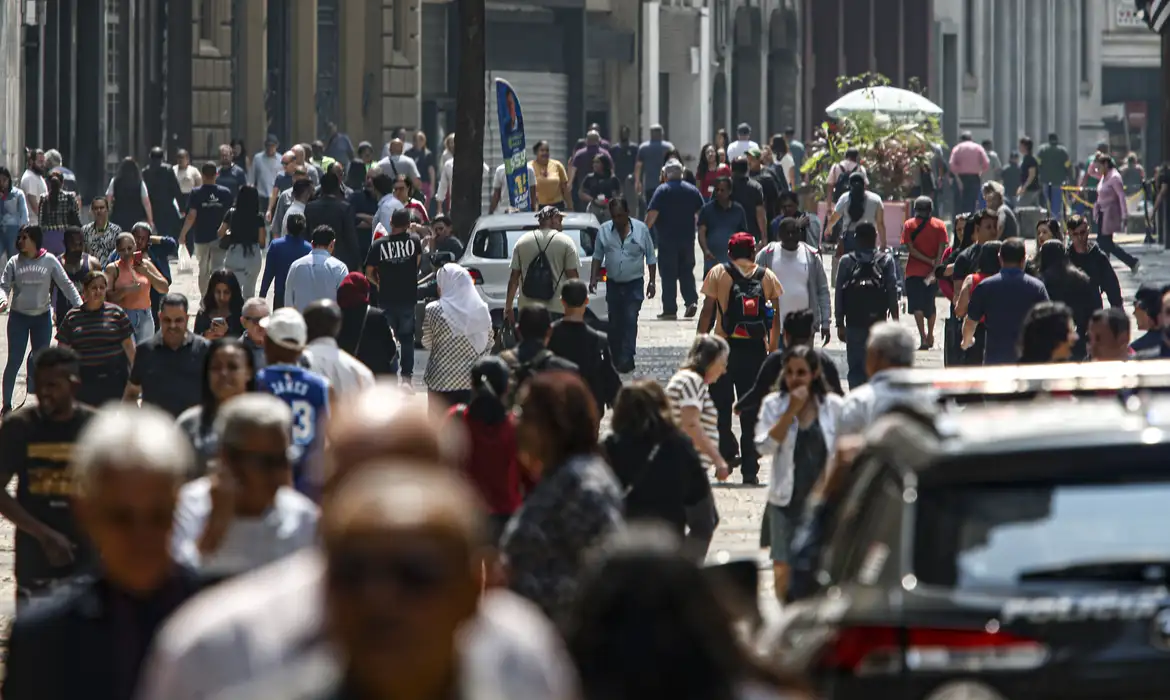 Pessoas caminham pela rua - grande cidade - movimento urbano
