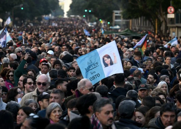 A Praça de Maio e as avenidas do entorno ficaram lotadas de manifestantes na tarde desta quarta-feira (18)